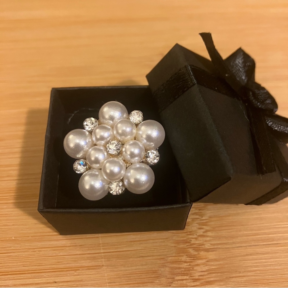 Stunning Faux Pearl and Crystal Cluster Ring - Picture 2 of 4